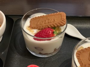 Receta de Vasitos de yogurt con fruta y galletas Lotus